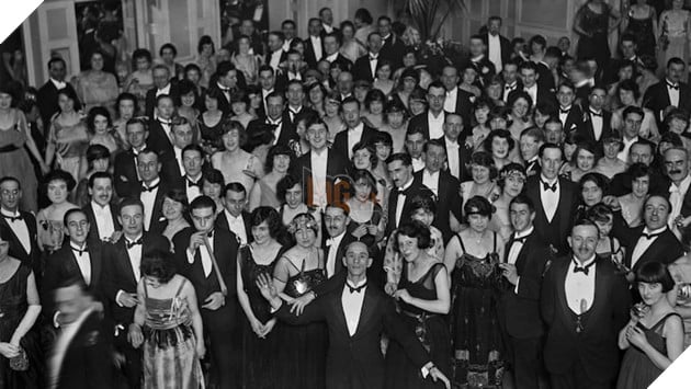 Bức Ảnh Gốc Của Cảnh Cuối Huyền Thoại Trong The Shining Đã Được Tìm Thấy Sau 45 Năm