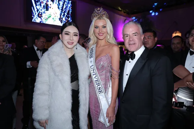 Tỷ phú chuyển giới Hoa hậu Hoàn vũ từ chức- Ảnh 1.