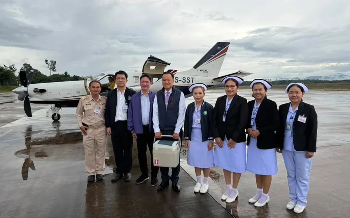 Thủ tướng Anutin sau khi hoàn thành chuyến bay chở nội tạng hiến tặng cứu sống 7 người, ngày 30/9/2025 (Ảnh: Facebook)