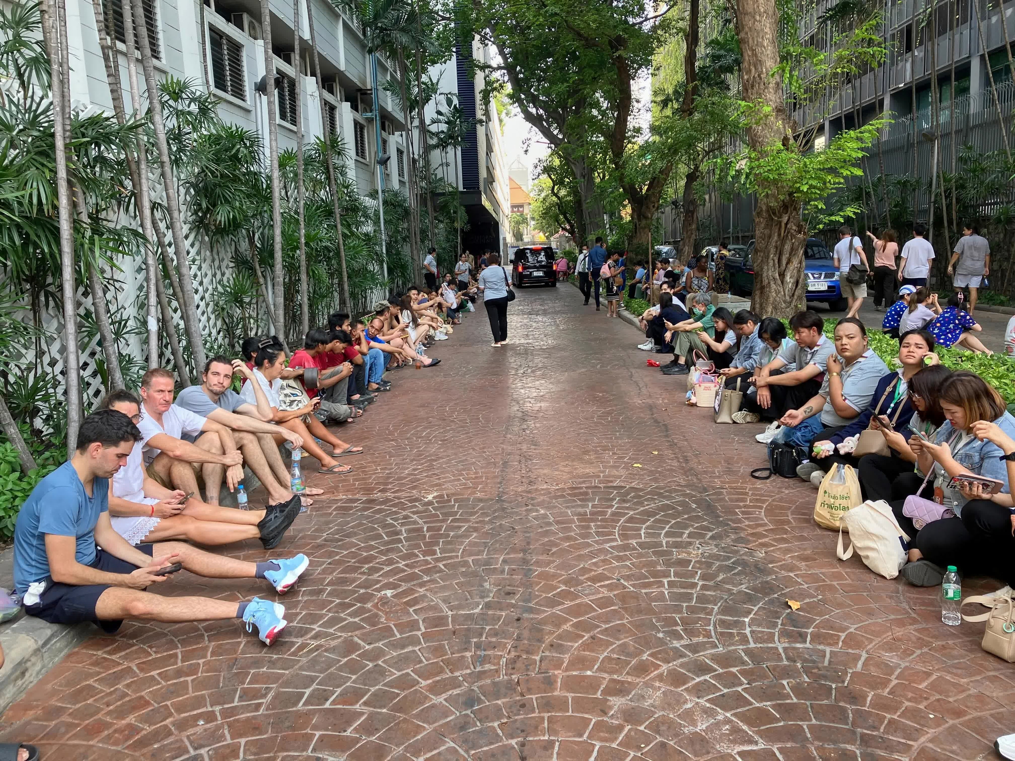 Thái Lan tuyên bố Bangkok là vùng thảm họa: Nhiều hoạt động bị đóng băng, công tác cứu hộ căng thẳng từng phút- Ảnh 4.