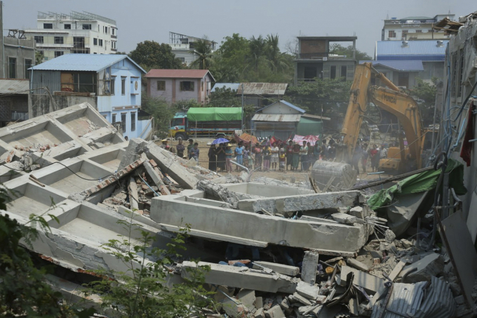 Giữa động đất 7,7 độ richter, người đàn ông bỗng nổi khắp MXH vì cõng cụ bà chạy 40 tầng xuống mặt đất: