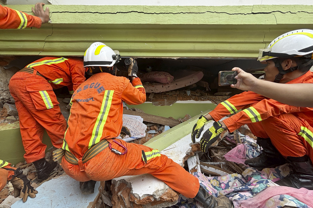 Động đất Myanmar: Số người chết tăng đột biến, nhiều người chờ đợi cứu trợ trong tuyệt vọng- Ảnh 4.