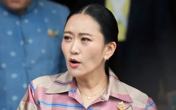 Thủ tướng Thái Lan Paetongtarn Shinawatra rời cuộc họp báo tại Bangkok ngày 24/6/2025. (Ảnh: AP)