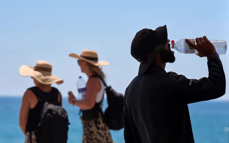 Khách du lịch ở Barcelona, Tây Ban Nha (Ảnh: AP)