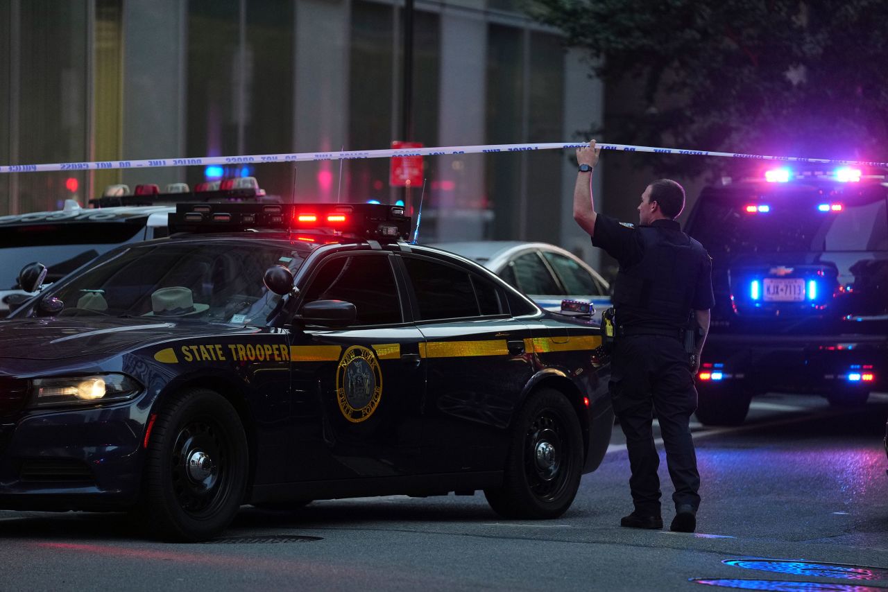 Toàn cảnh vụ xả súng kinh hoàng trong toà nhà chọc trời giữa trung tâm Manhattan (Mỹ): Ít nhất 5 người thiệt mạng, nhiều người bị thương, hiện trường hỗn loạn- Ảnh 1.