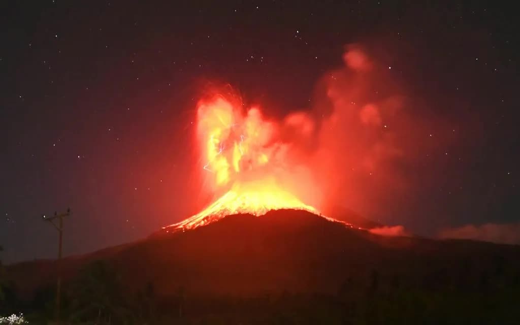 Dung nham phát sáng trên sườn núi Lewotobi Laki-laki trong đợt phun trào ngày 1/8/2025 tại Đông Flores (Ảnh: AP)