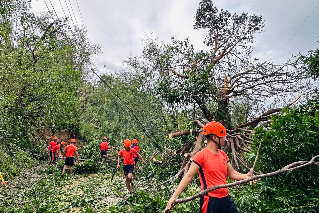 Philippines thiệt hại lớn do các cơn bão liên tiếp- Ảnh 1.