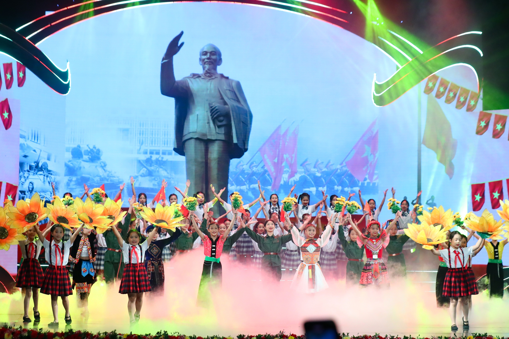 NSƯT Hà Phương kể về căn phòng 15m2 ở số 39 Bà Triệu: Trực chiến 24/24h, ăn ngủ luôn tại phòng- Ảnh 1.