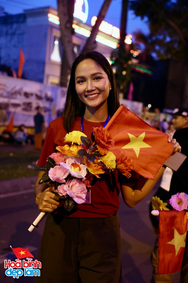 Sơ duyệt diễu hành 30/4: H'Hen Niê - Tiểu Vy và dàn sao tham gia, em trai Sơn Tùng gây sốt vì khoảnh khắc có