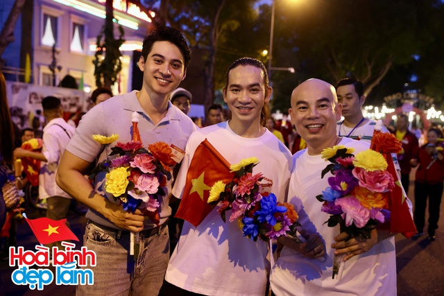 Sơ duyệt diễu hành 30/4: H'Hen Niê - Tiểu Vy và dàn sao tham gia, em trai Sơn Tùng gây sốt vì khoảnh khắc có