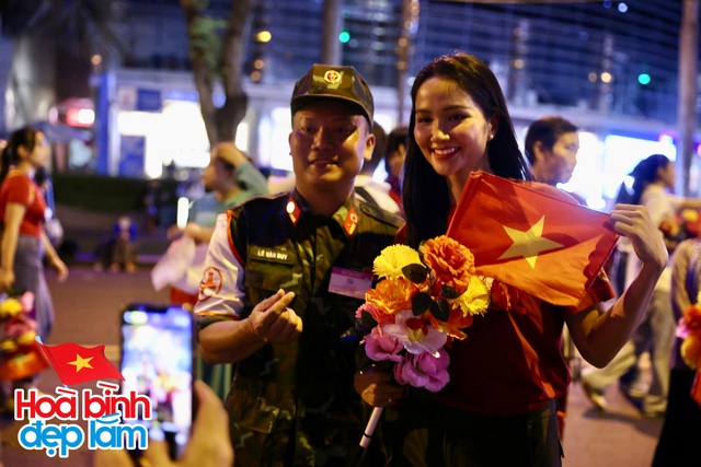 Sơ duyệt diễu hành 30/4: H'Hen Niê - Tiểu Vy và dàn sao tham gia, em trai Sơn Tùng gây sốt vì khoảnh khắc có