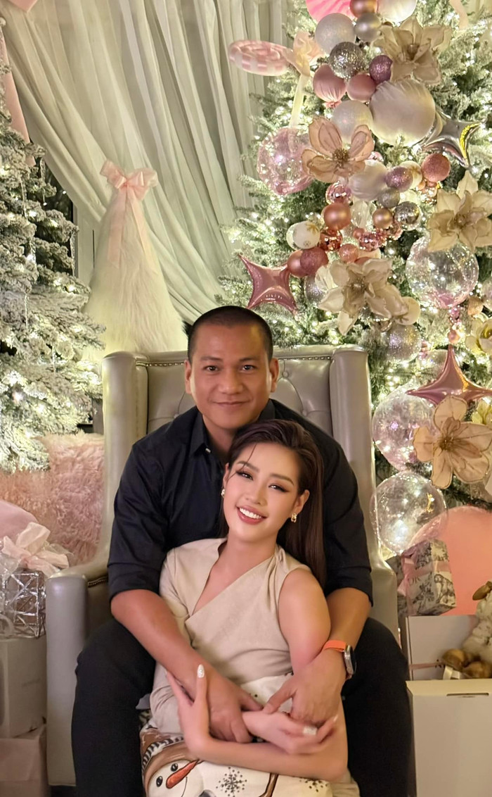 Hoa hậu Việt lấy chồng hơn 17 tuổi đã có con riêng, lộ thái độ thật ngay tại đám cưới- Ảnh 11.