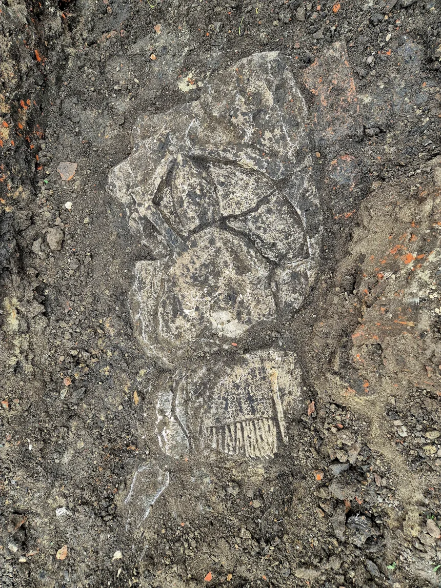 Phát hiện hài cốt hiệp sĩ dưới nền tiệm kem cũ ở Ba Lan- Ảnh 2.