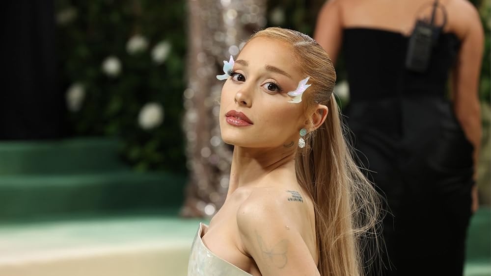Ariana Grande bị fan cuồng tấn công giữa sự kiện, 1