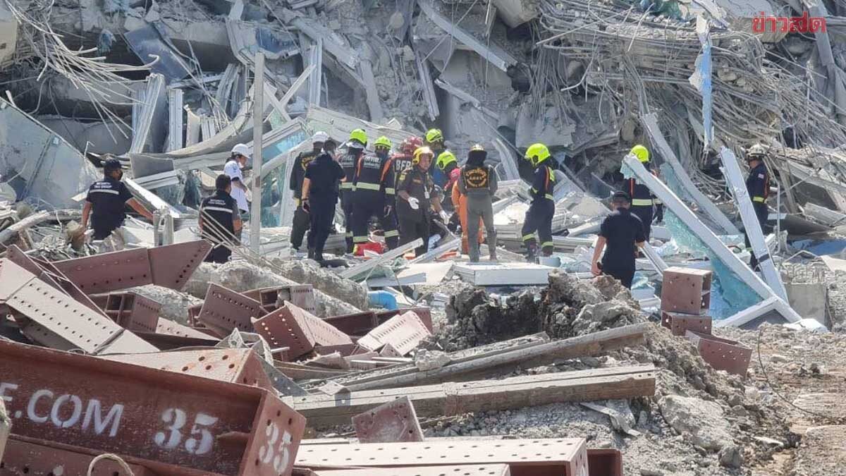 Nhói lòng clip 14 giây ghi cảnh công nhân nhô đầu đầy đau đớn, cố gắng cầu cứu giữa đống đổ nát sau động đất tại Thái Lan- Ảnh 1.
