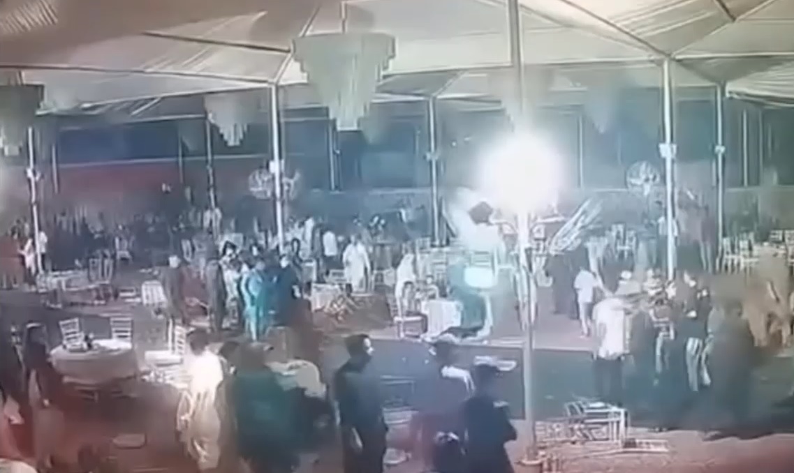 Gia đình cô dâu, chú rể cầm ghế lao vào ẩu đả dữ dội trong đám cưới- Ảnh 1.