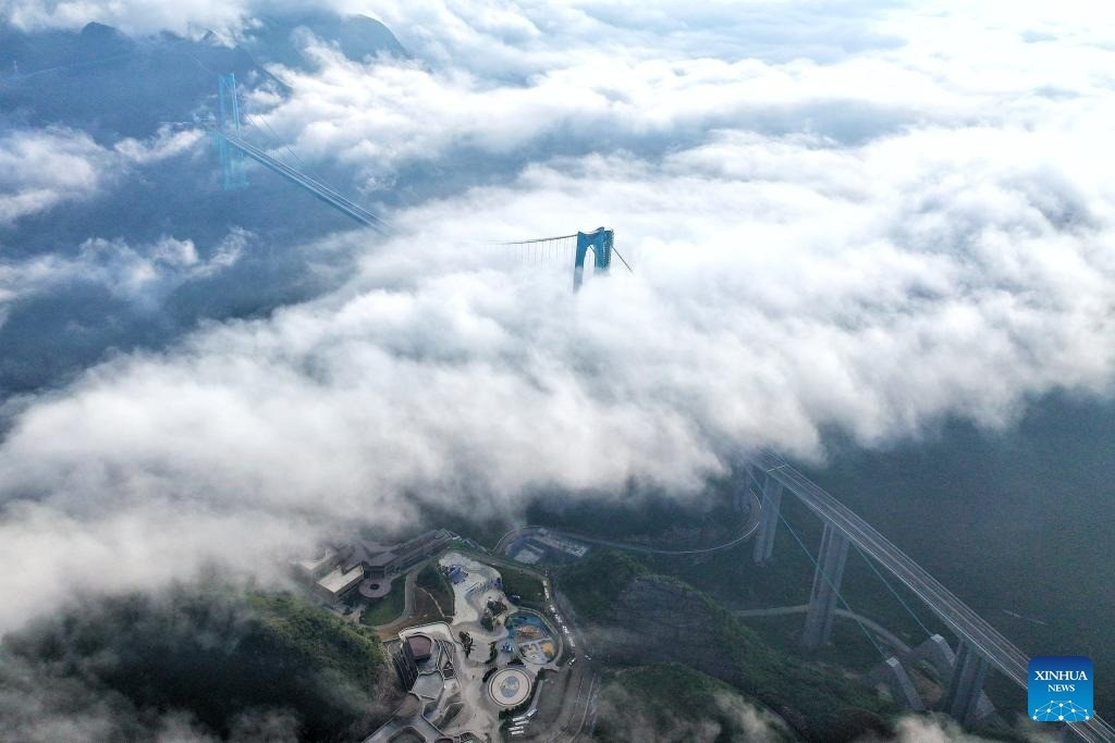 Đi xuyên mây trên cây cầu bắc qua 'vết nứt Trái Đất' ở Trung Quốc- Ảnh 4.