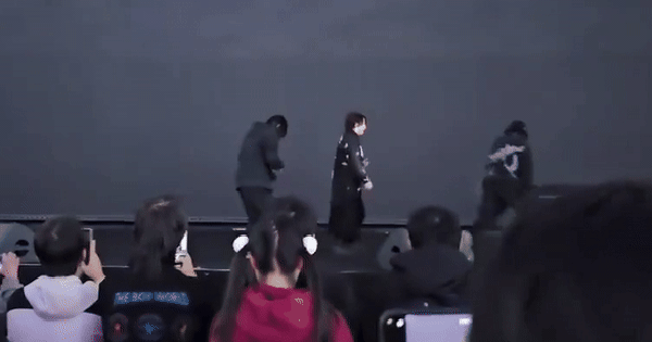 Clip sốc: Nữ ca sĩ nổi tiếng bị BTC ngắt điện, đuổi khỏi sân khấu khi đang trình diễn trong sự ngỡ ngàng av3 17644696084761570535536 64 0 371 586 crop 1764469741989824977953gifpng