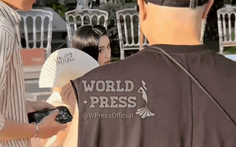 Như chưa từng chia ly: Hoa hậu Ý Nhi giao lưu với một nghệ sĩ Việt từng đòi tước vương miện!- Ảnh 1. Như chưa từng chia ly: Hoa hậu Ý Nhi giao lưu với một nghệ sĩ Việt từng đòi tước vương miện!- Ảnh 1.