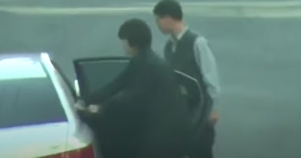 Clip sốc: Nam ca sĩ hạng A giật 1 cô gái khỏi taxi, khiến đối phương ngã sấp mặt xuống đường 28 Clip sốc: Nam ca sĩ hạng A giật 1 cô gái khỏi taxi, khiến đối phương ngã sấp mặt xuống đường ava 173649249791955252545 16 0 740 1383 crop 17364926275161543075635jpg