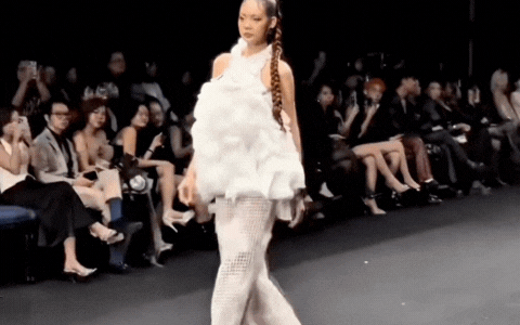 Cảnh tượng gây sốc tại show diễn thời trang, 1 sao nữ bức xúc trước ý thức kém của dàn khách mời ngồi hàng A- Ảnh 2. Cảnh tượng gây sốc tại show diễn thời trang, 1 sao nữ bức xúc trước ý thức kém của dàn khách mời ngồi hàng A- Ảnh 2.