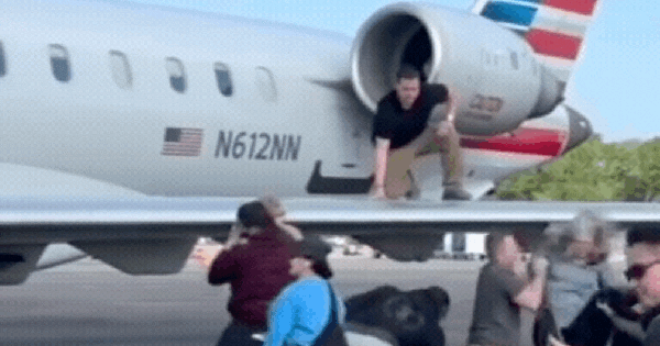 Thót tim: Máy bay bốc khói đầy khoang khi hạ cánh, hành khách hoảng loạn nhảy ra cánh máy bay để thoát thân 28 Thót tim: Máy bay bốc khói đầy khoang khi hạ cánh, hành khách hoảng loạn nhảy ra cánh máy bay để thoát thân ava chuan 12 1743753749134155713468gifpng