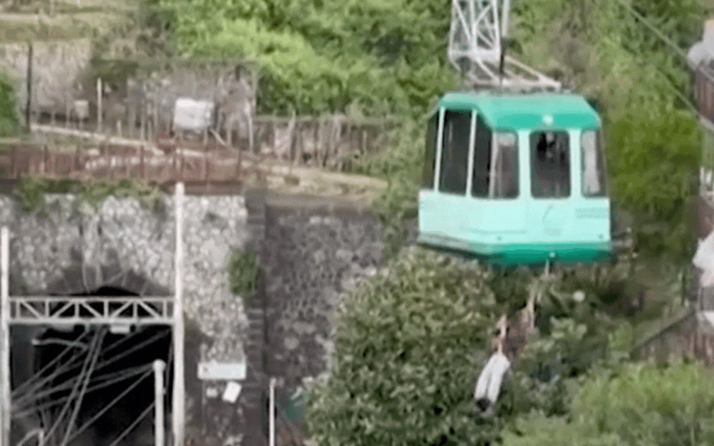 Cáp treo rơi xuống đất từ độ cao hàng trăm mét ở khu du lịch nổi tiếng, ít nhất 4 người thiệt mạng- Ảnh 1.