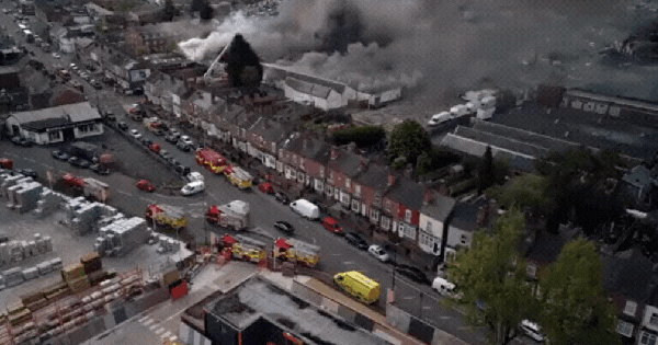 Cháy lớn: 75 lính cứu hỏa được huy động khẩn cấp, người dân được yêu cầu đóng kín cửa để tránh hít khí độc ava chuan 14 1745222313312173792055gifpng