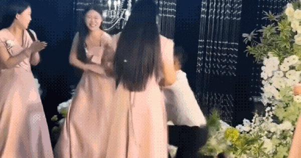 Chàng trai cầu hôn bạn gái là phù dâu trong đám cưới nhưng quỳ xuống trước nhầm người, kết cục câu chuyện rất khó đoán ava chuan 17 17483230651782042451744gifpng