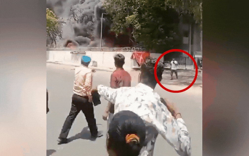 Video sốc mới được công bố: Người sống sót duy nhất trên máy bay Air India đi bộ bước ra khỏi vụ nổ phía sau- Ảnh 1.