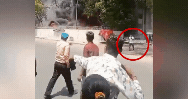 Video sốc mới được công bố: Người sống sót duy nhất trên máy bay Air India đi bộ bước ra khỏi vụ nổ phía sau ava chuan 19 1750088221330215755837 1750120318799 17501203191252050737386gifpng