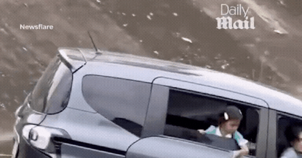 Hai mẹ con mắc kẹt trong xe ô tô đang chìm xuống mương: Khoảnh khắc đứng tim trong tiếng kêu cứu tuyệt vọng ava chuan 21 1752224011060110634315gifpng