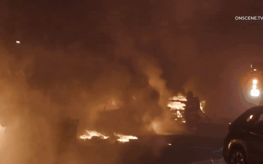 Cựu thành viên ban nhạc nổi tiếng tử vong vì máy bay vướng phải dây điện rồi bốc cháy, lao xuống nhà dân- Ảnh 3.