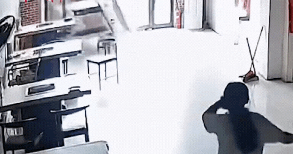 “Xe điên” đột ngột lao vào nhà hàng, phản ứng của bé gái 11 tuổi khiến tất cả sửng sốt 29 “Xe điên” đột ngột lao vào nhà hàng, phản ứng của bé gái 11 tuổi khiến tất cả sửng sốt ava chuan 33 1749093592365642305270gifpng