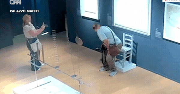 Video éo le: Chỉ vì bức ảnh sống ảo, du khách vô tư làm hỏng tác phẩm ghế pha lê Van Gogh rồi bỏ trốn 29 Video éo le: Chỉ vì bức ảnh sống ảo, du khách vô tư làm hỏng tác phẩm ghế pha lê Van Gogh rồi bỏ trốn ava chuan 42 17501335087921910746689gifpng