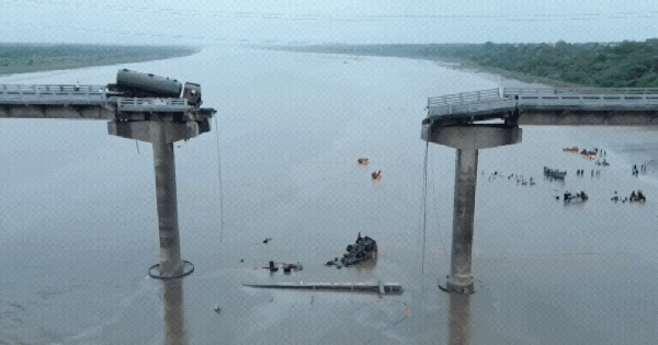 Kinh hoàng hiện trường cầu sập khiến xe tải treo lơ lửng, hàng loạt phương tiện rơi xuống sông ava chuan 51 175205910314459048425 17521080793411721980527gifpng