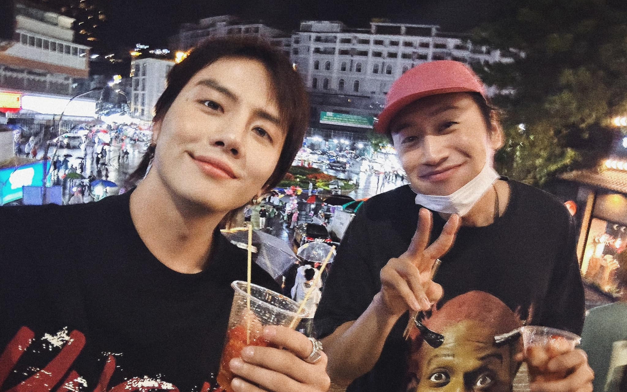 Tóm dính sao hạng A Hàn Quốc đến Sài Gòn ngồi trà đá, ăn bánh mì nhưng không ai nhận ra- Ảnh 2.