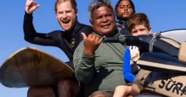 Hoàng tử Archie lớn nhanh như thổi trong ảnh mới, cùng bố Harry lướt sóng điệu nghệ avatar1735814413221 1735814413485119675167 0 38 315 542 crop 17358144345732054295616png