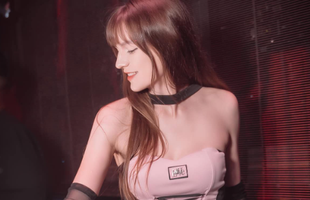 Cận cảnh nhan sắc xinh đẹp của nữ DJ ngoại quốc, cổ vũ hết mình cho đội tuyển Việt Nam avatar1735877339048 17358773393052091421044png