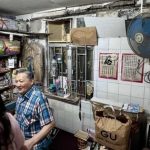 Bật khóc giữa nhà 'hộp giày' ở Hong Kong: Một căn 18 người ở chung, giá thuê phòng vừa 1 chiếc giường tầng cũng 11 triệu đồng avatar1736937042220 17369370425611847907127jpg