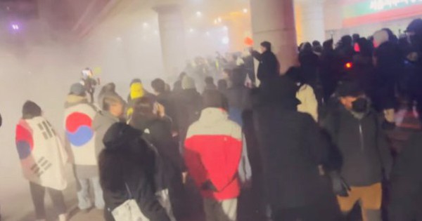 Hàn Quốc náo loạn lúc rạng sáng, ông Yoon Suk-yeol bị giam đến 20 ngày avatar1737255518170 1737255518549948141710 0 0 314 600 crop 17372555318751391850295jpg