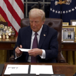 Đang ký sắc lệnh, ông Trump tìm thấy bức thư ghi số 47 trong ngăn bàn: Hé lộ nguồn gốc avatar1737469746800 1737469748052861500453 0 0 272 520 crop 17374697563421594162678gifpng