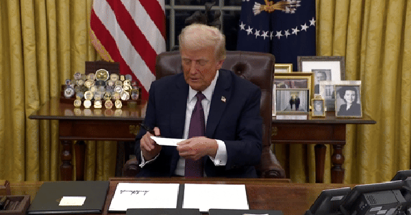 Đang ký sắc lệnh, ông Trump tìm thấy bức thư ghi số 47 trong ngăn bàn: Hé lộ nguồn gốc avatar1737469746800 1737469748052861500453 0 0 272 520 crop 17374697563421594162678gifpng