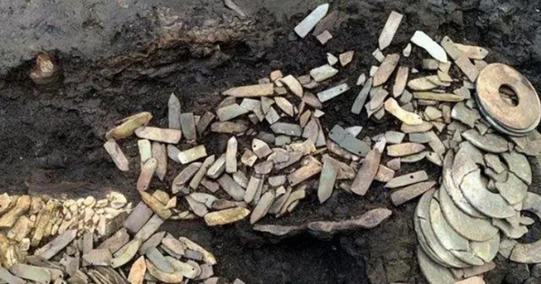 Đám trẻ phát hiện 1 “thanh sắt gỉ”, chuyên gia lập tức yêu cầu phong tỏa cả ngọn núi: Kho báu 2.700 năm tuổi được tìm thấy sau 90 ngày đêm khai quật avatar1737718688221 17377186885161875763508png