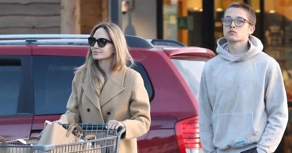 Bị Oscar hắt hủi, Angelina Jolie đi mua sắm với con trai avatar1737851262793 17378512658851680720841 8 0 544 1024 crop 17378514207721734970460jpg