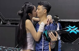 Hình ảnh nữ MC nóng bỏng và gợi cảm "khóa môi" bạn trai tuyển thủ trên sân khấu, nam tuyển thủ “flex” niềm tự hào avatar1738033147636 1738033148314866503553png