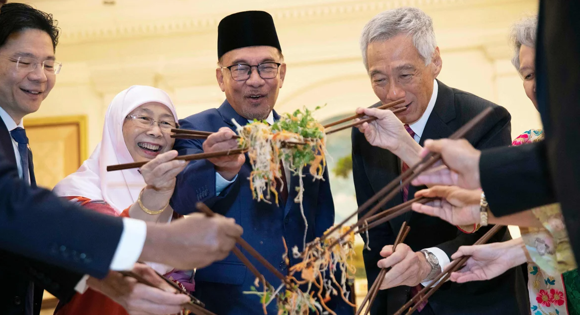 Cuộc chiến ẩm thực kỳ lạ nhất dịp Tết Nguyên đán: “Đồ ăn bay lên tận... quạt trần”- Ảnh 1. Cuộc chiến ẩm thực kỳ lạ nhất dịp Tết Nguyên đán: “Đồ ăn bay lên tận... quạt trần”- Ảnh 1.