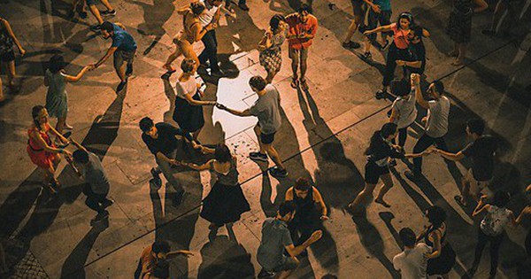 Đón giao thừa trong quán bar với hàng trăm người lạ không quen, tôi nhận ra những điệu nhảy đã âm thầm kết nối loài người lại với nhau như thế nào? avatar1738133659040 17381336595261472426044 0 56 315 560 crop 17381337002221360766231jpg