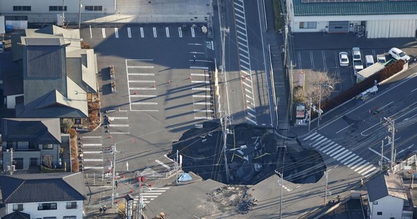 Nhật Bản: 'Hố tử thần' xuất hiện giữa đường, chính quyền kêu gọi 1,2 triệu người hạn chế tắm rửa avatar1738407157529 1738407158430244158621jpg