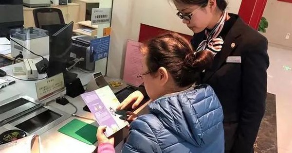 Người phụ nữ vừa gửi 35 triệu đồng vào tài khoản thì bị trừ tiền liên tiếp 30 lần: Ngân hàng giải thích “khấu trừ phí bình thường” avatar1739853422254 1739853422785488222289jpg